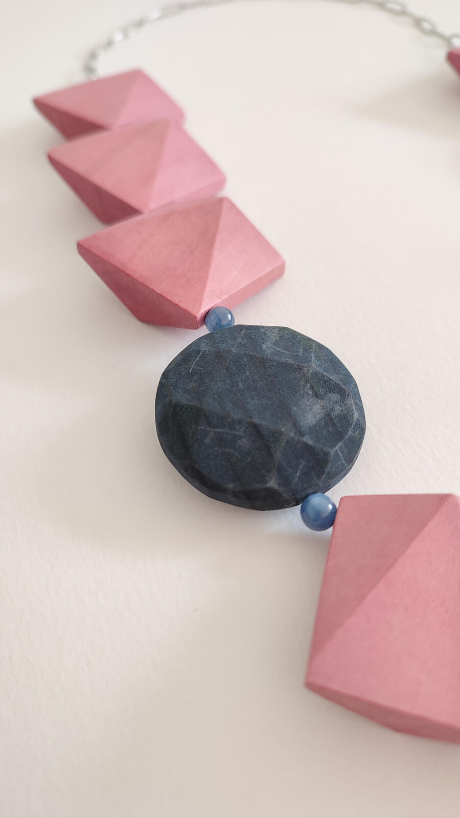 Collana Legno rosa e Cianite 