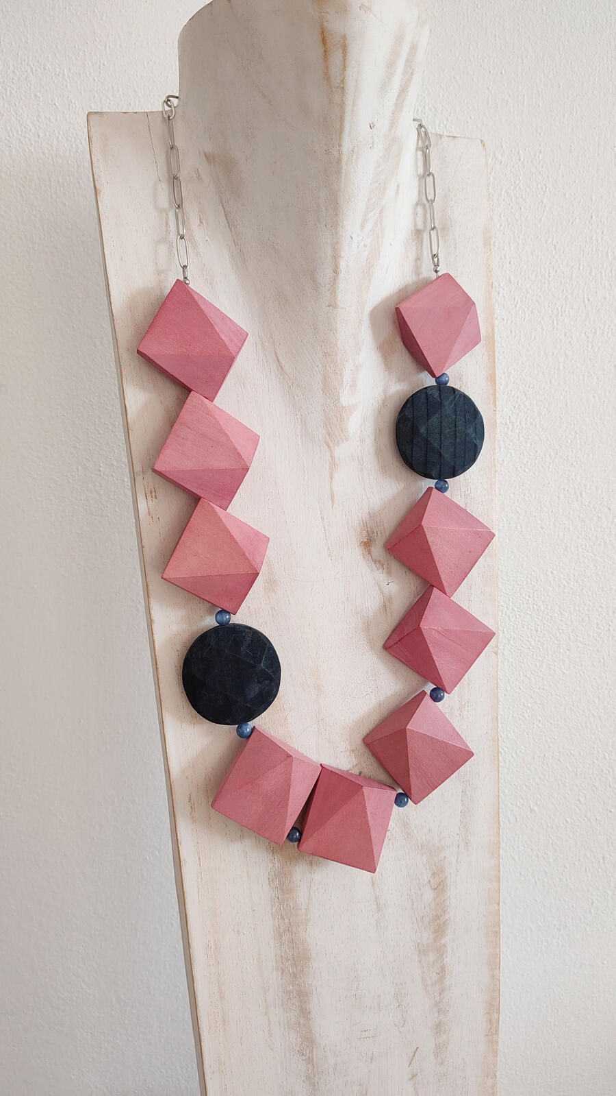 Collana Legno rosa e Cianite 