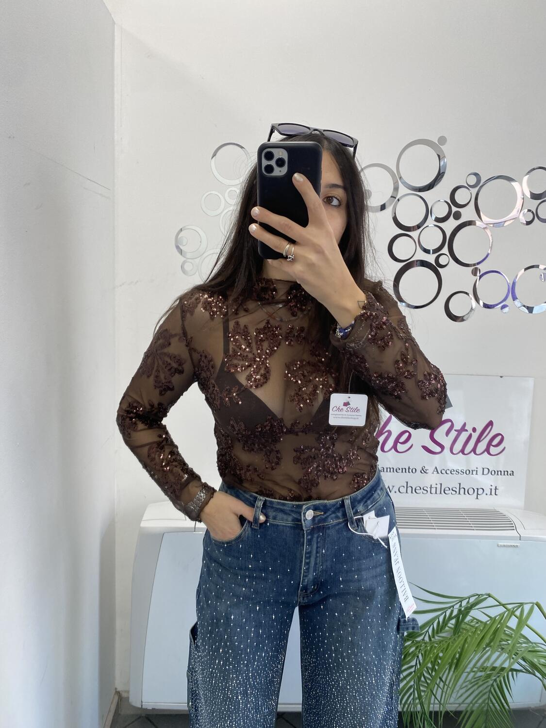 NOVITÀ Maglia velata con fiori in strass 