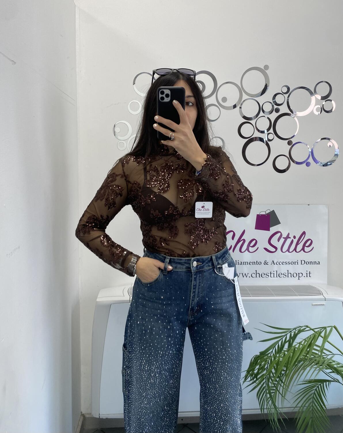 NOVITÀ Maglia velata con fiori in strass 