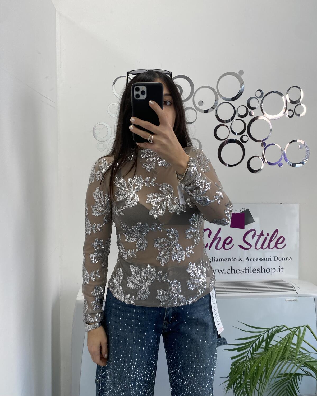NOVITÀ Maglia velata con fiori in strass 