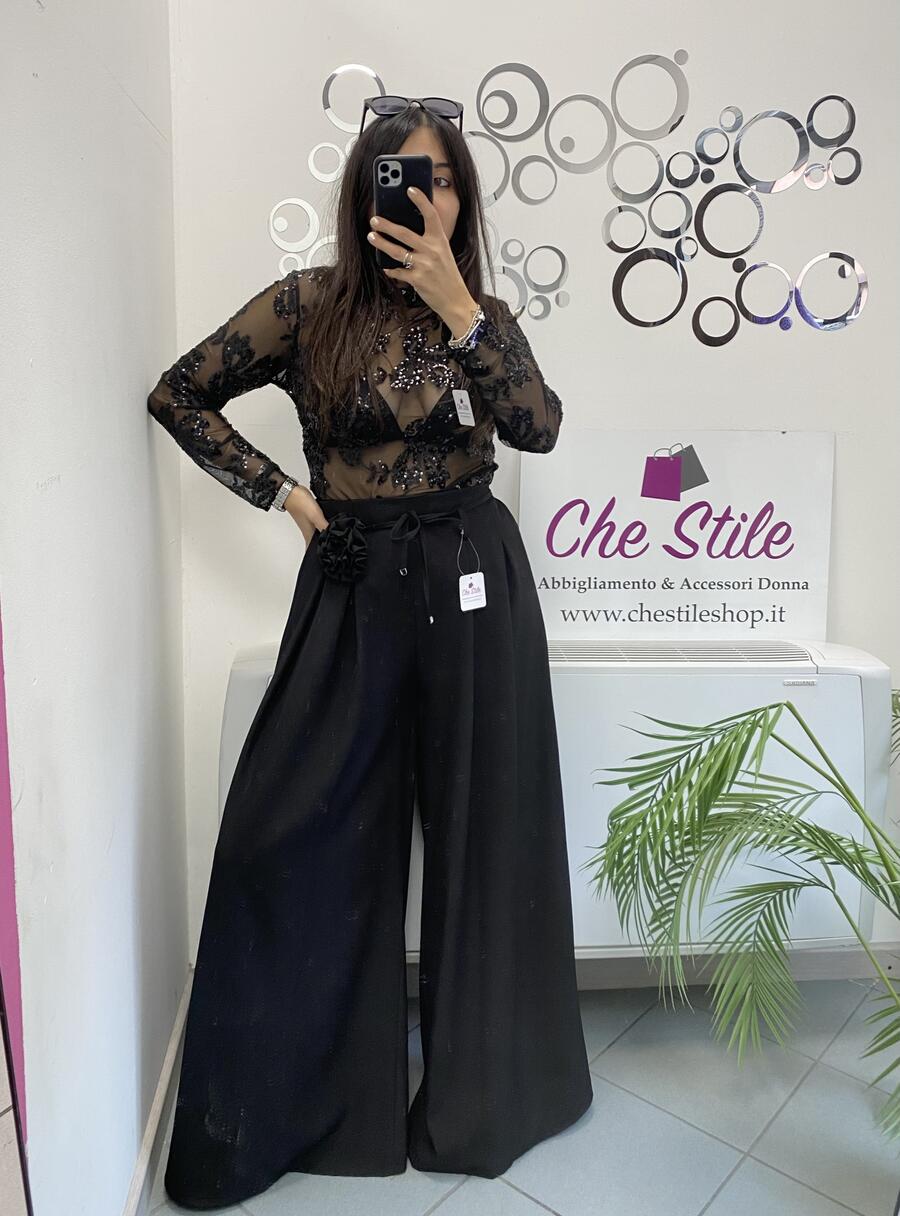 NOVITÀ Maglia velata con fiori in strass 