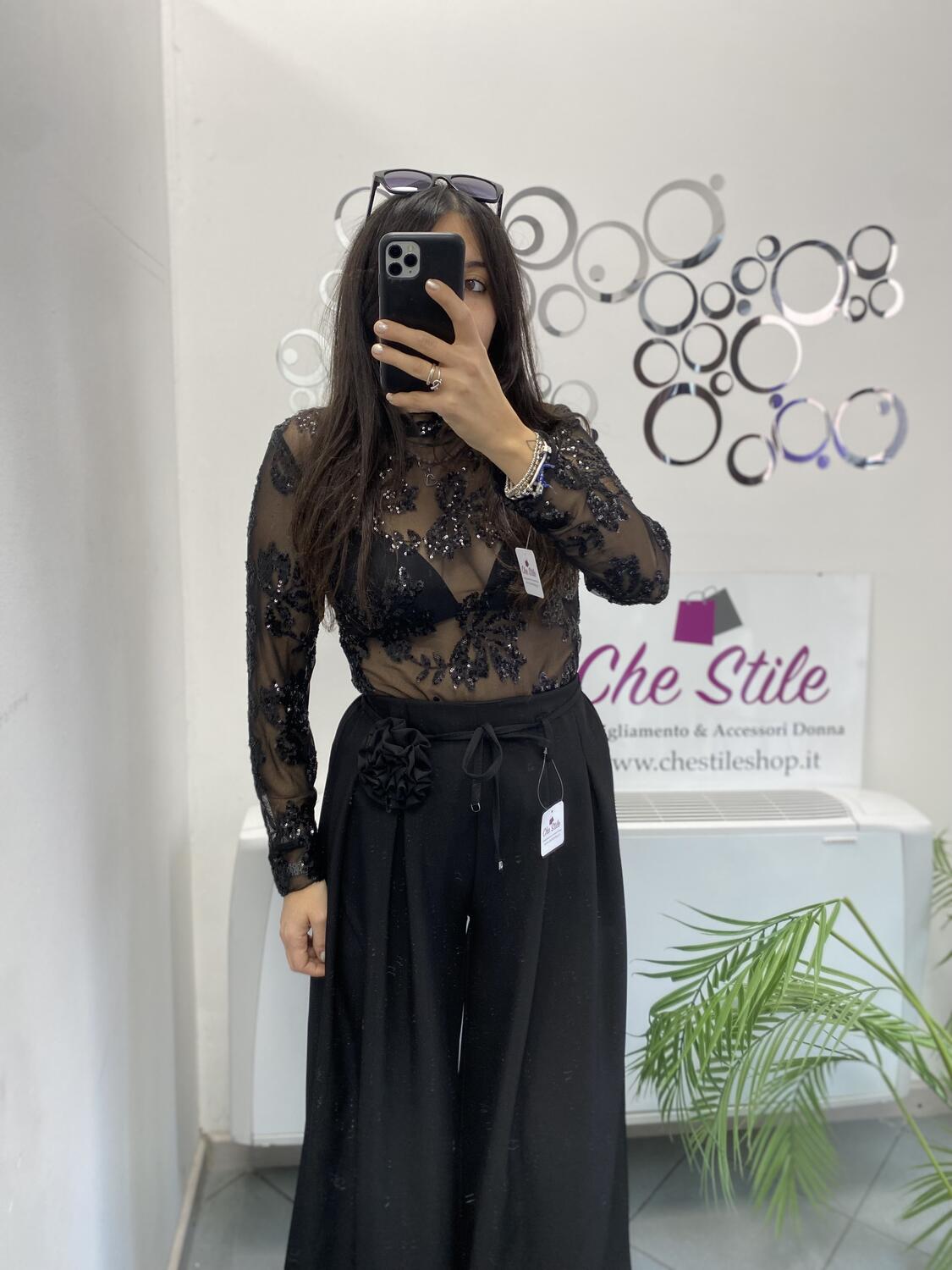 NOVITÀ Maglia velata con fiori in strass 