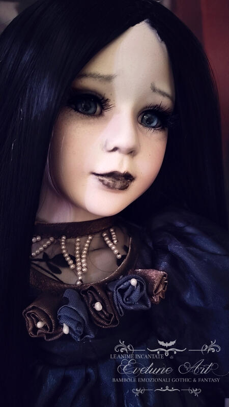 Zoe - Bambola in porcellana fatta a mano