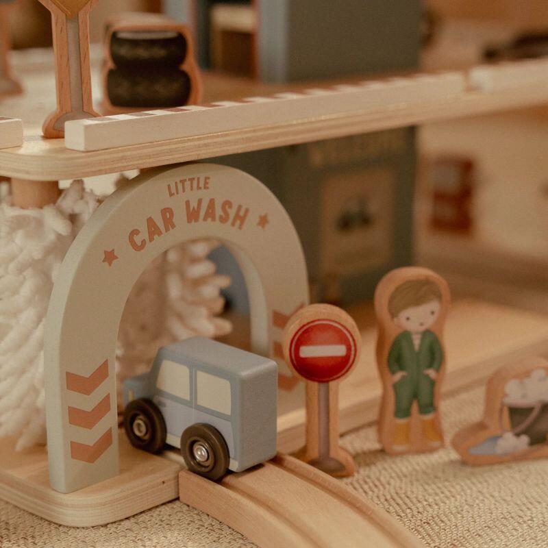 Garage in legno con macchinine