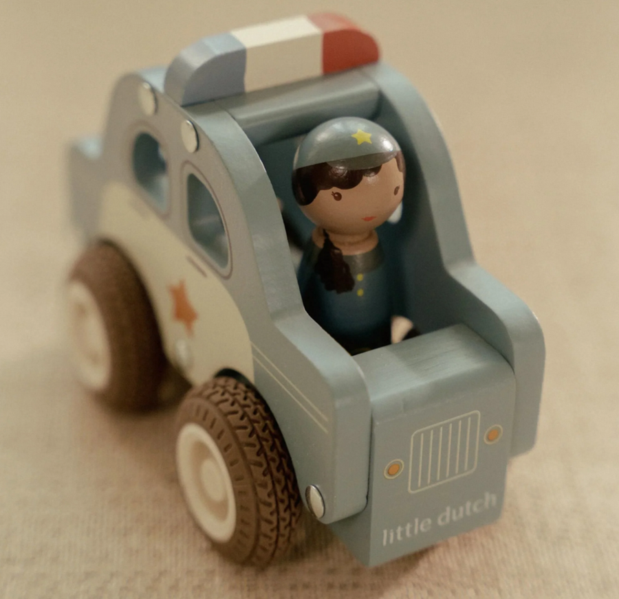 Macchina della polizia con personaggio