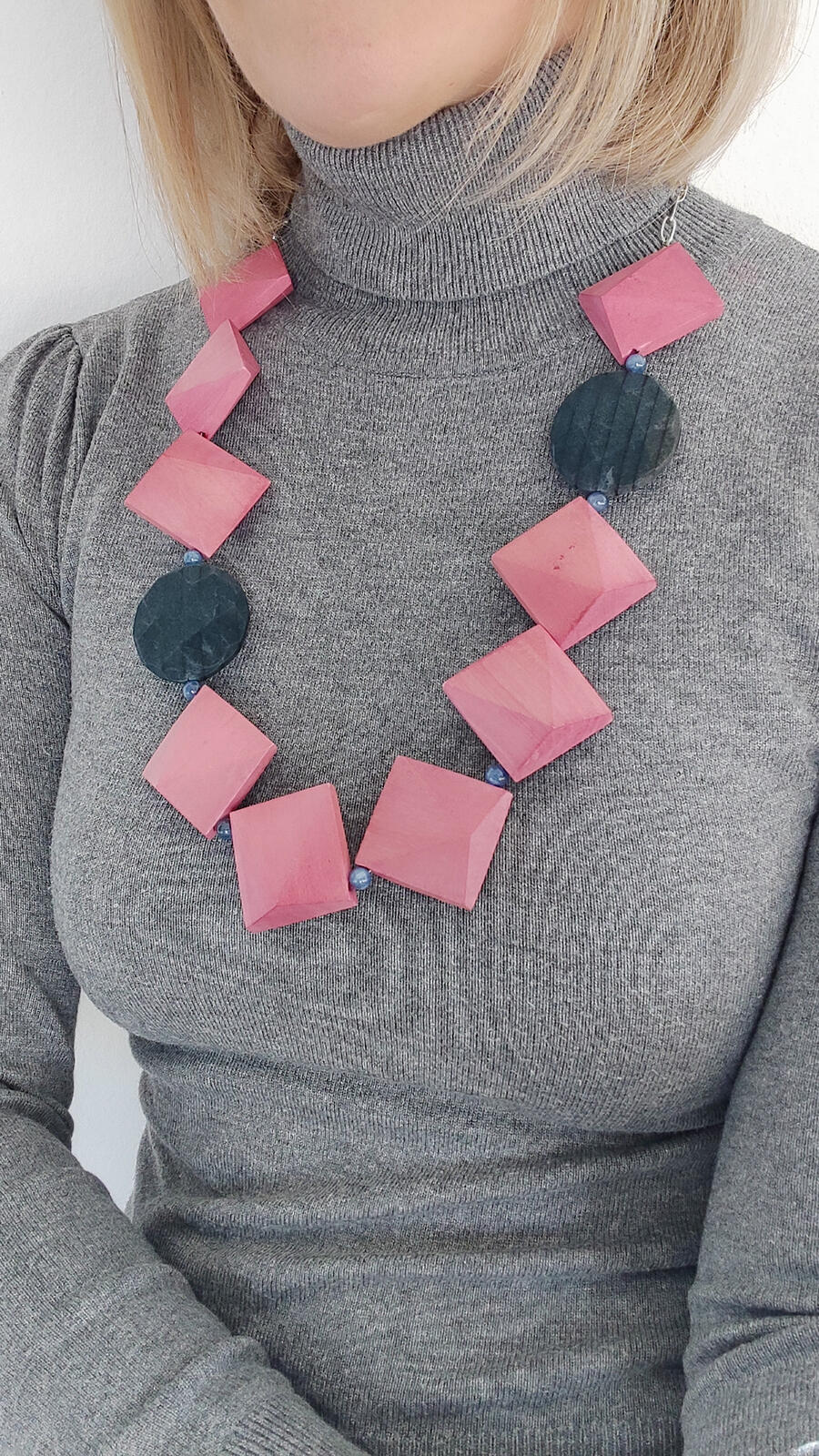 Collana Legno rosa e Cianite 