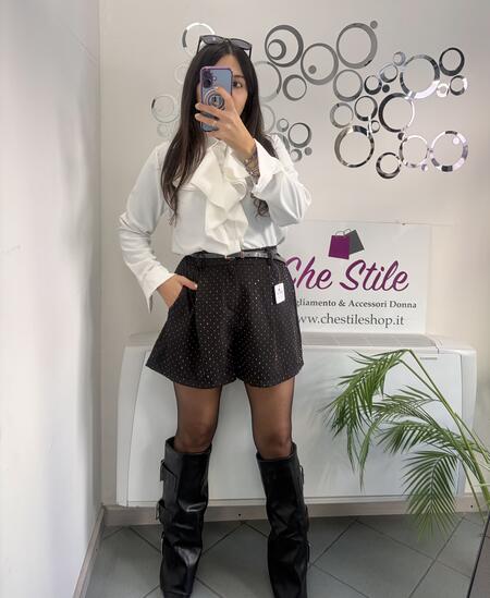 NOVITĂ€ Shorts brillantinato con cinturina