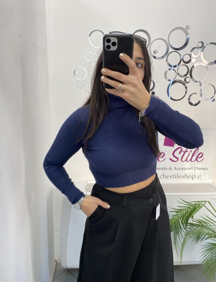 NOVITÀ Pull crop dolcevita a costine 