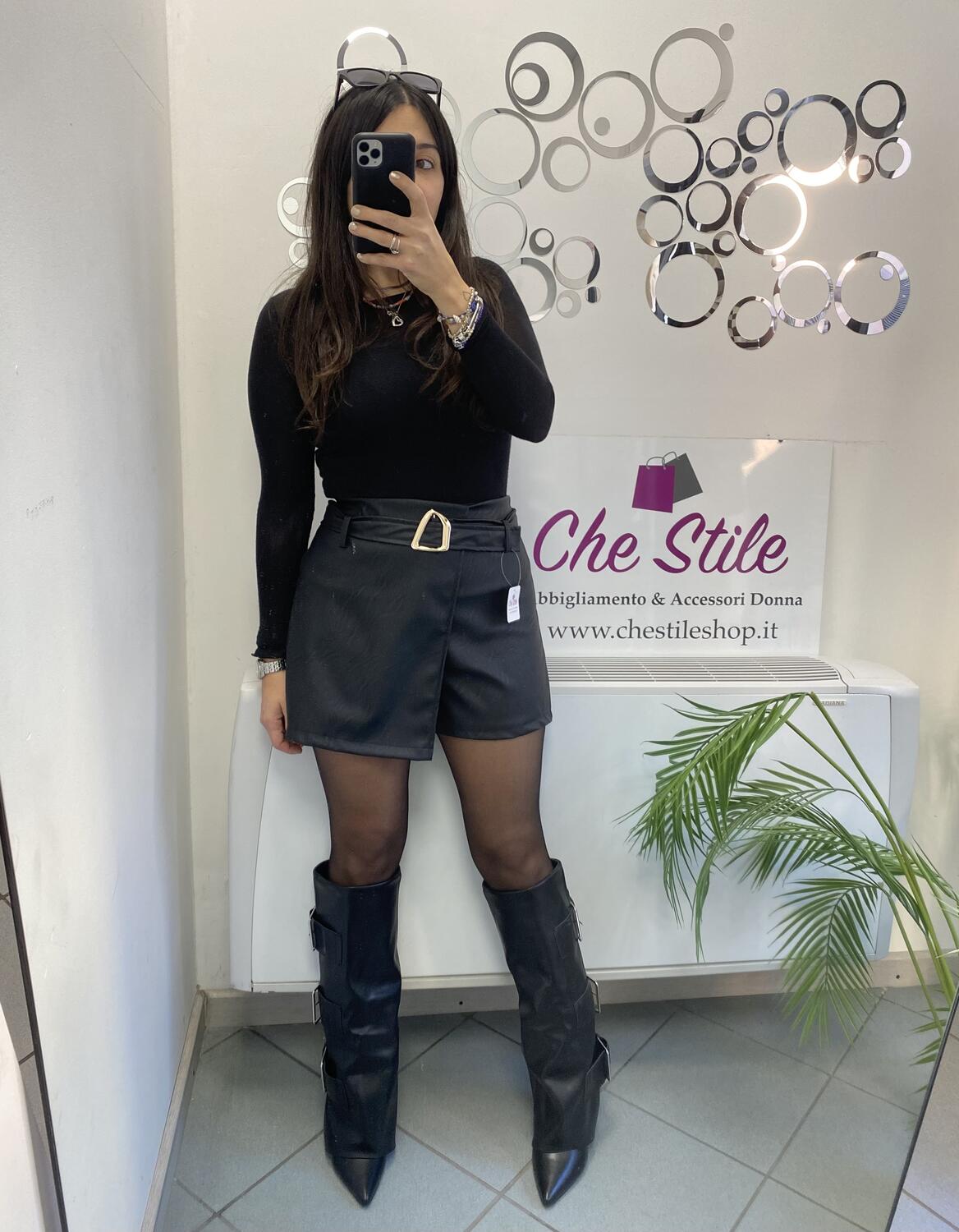 NOVITÀ Shorts in eco pelle dettaglio dorato