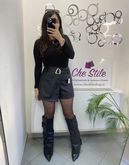 NOVITÀ Shorts in eco pelle dettaglio dorato