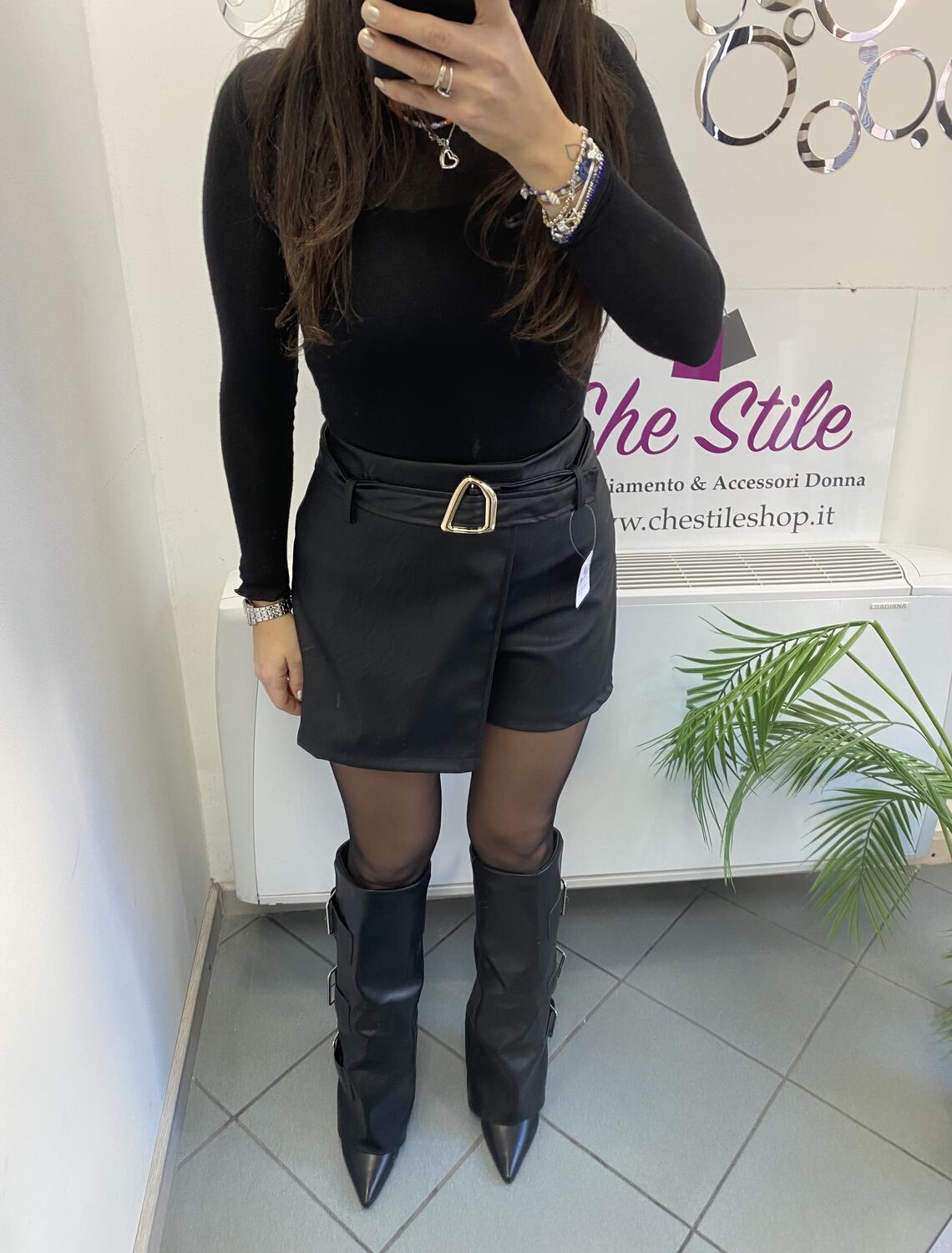 NOVITÀ Shorts in eco pelle dettaglio dorato