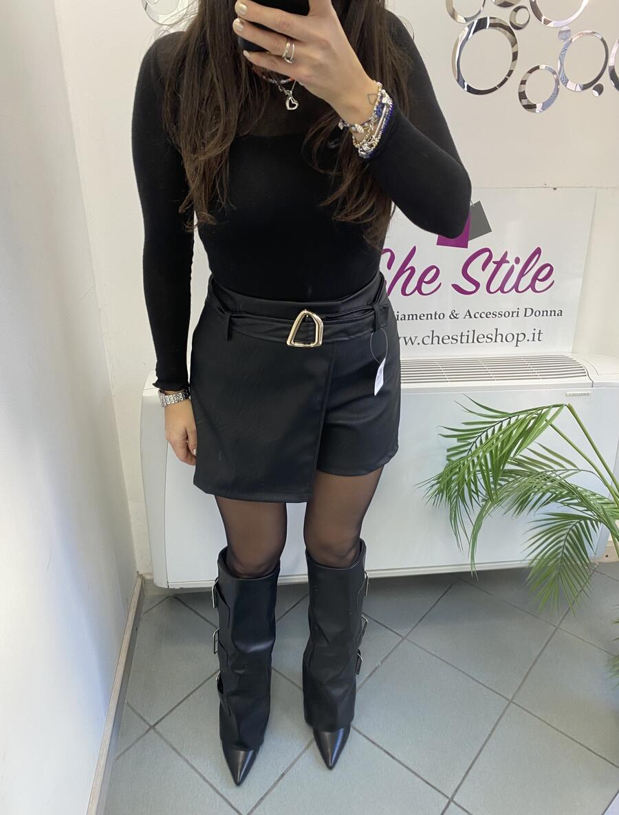 NOVITÀ Shorts in eco pelle dettaglio dorato