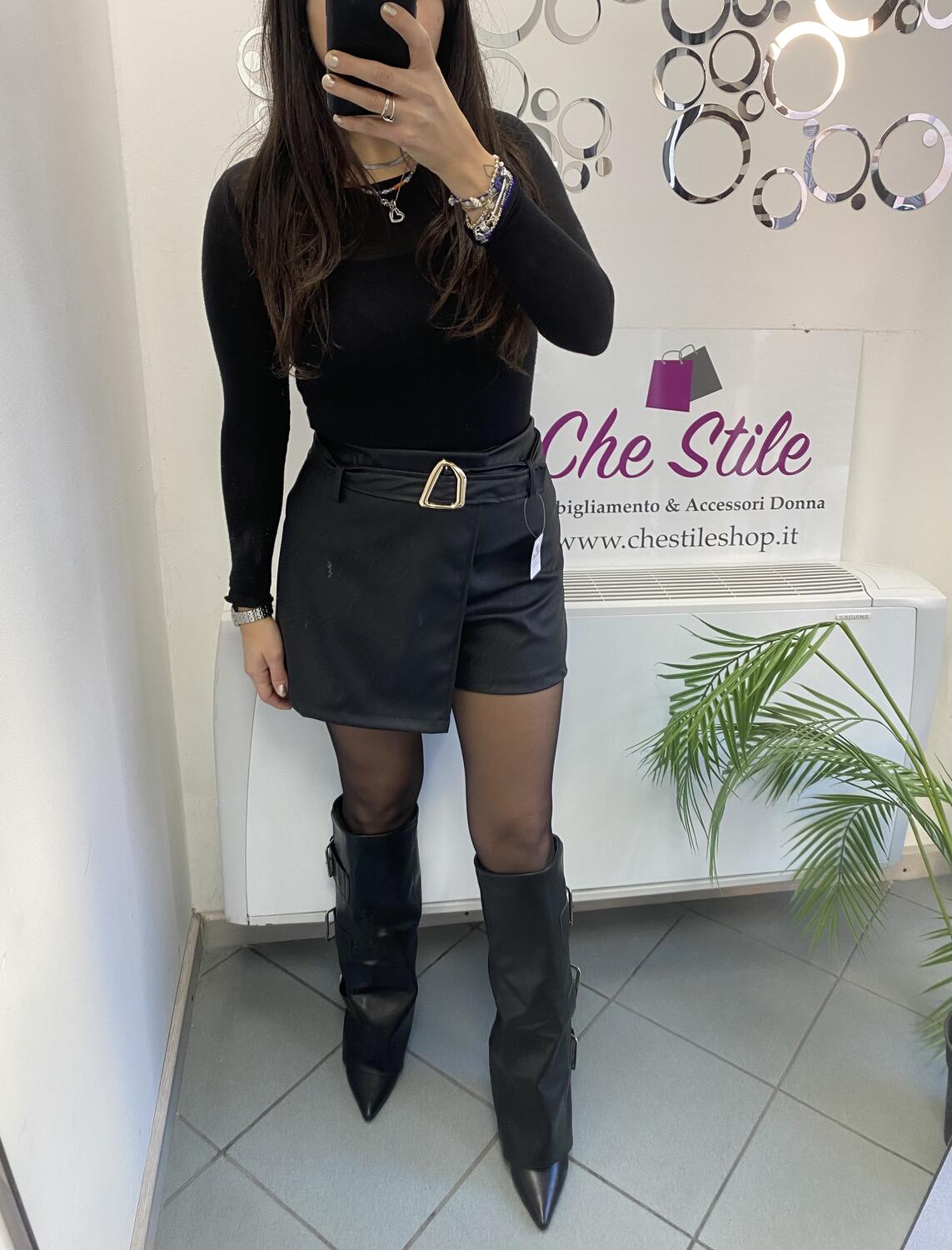 NOVITÀ Shorts in eco pelle dettaglio dorato