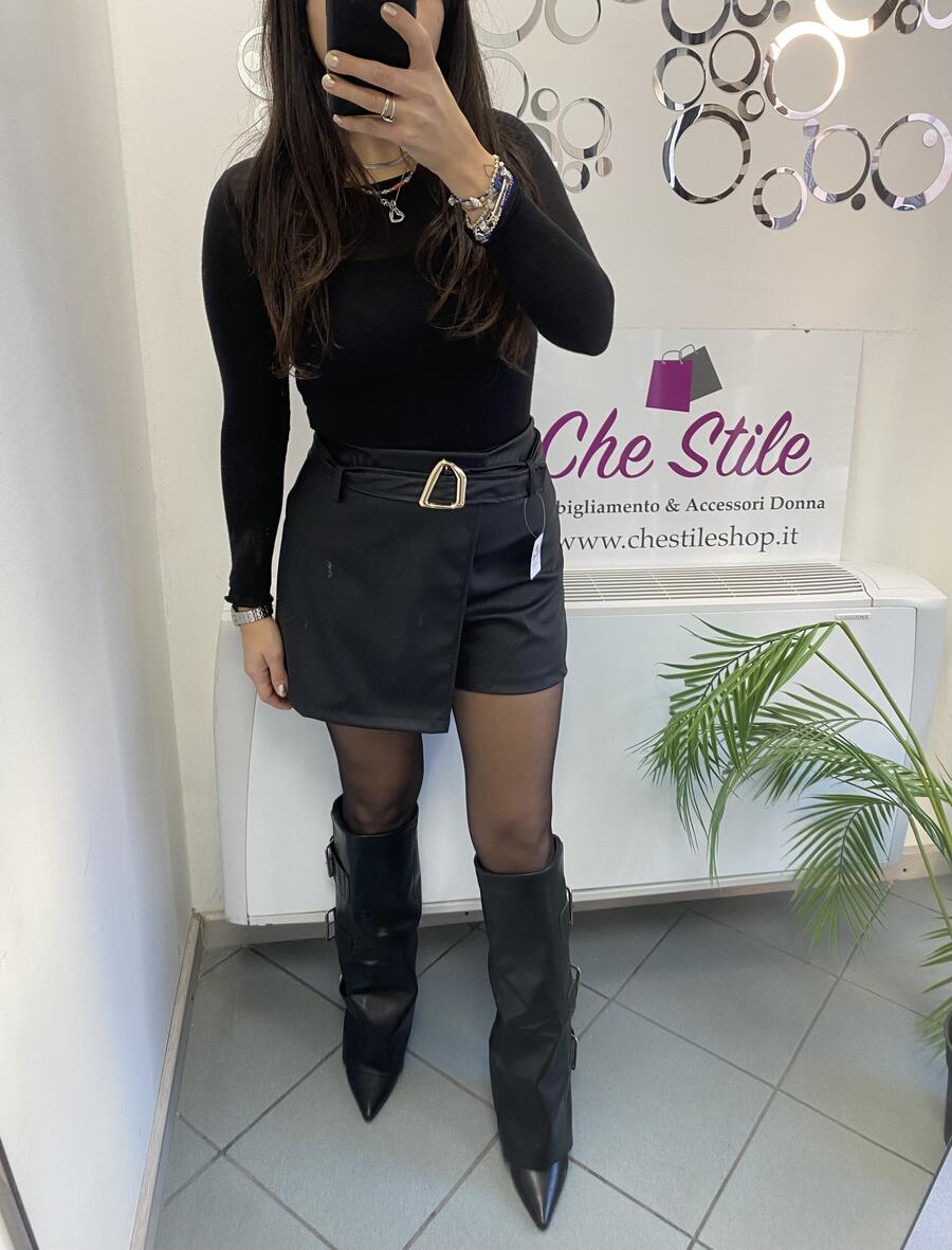 NOVITÀ Shorts in eco pelle dettaglio dorato