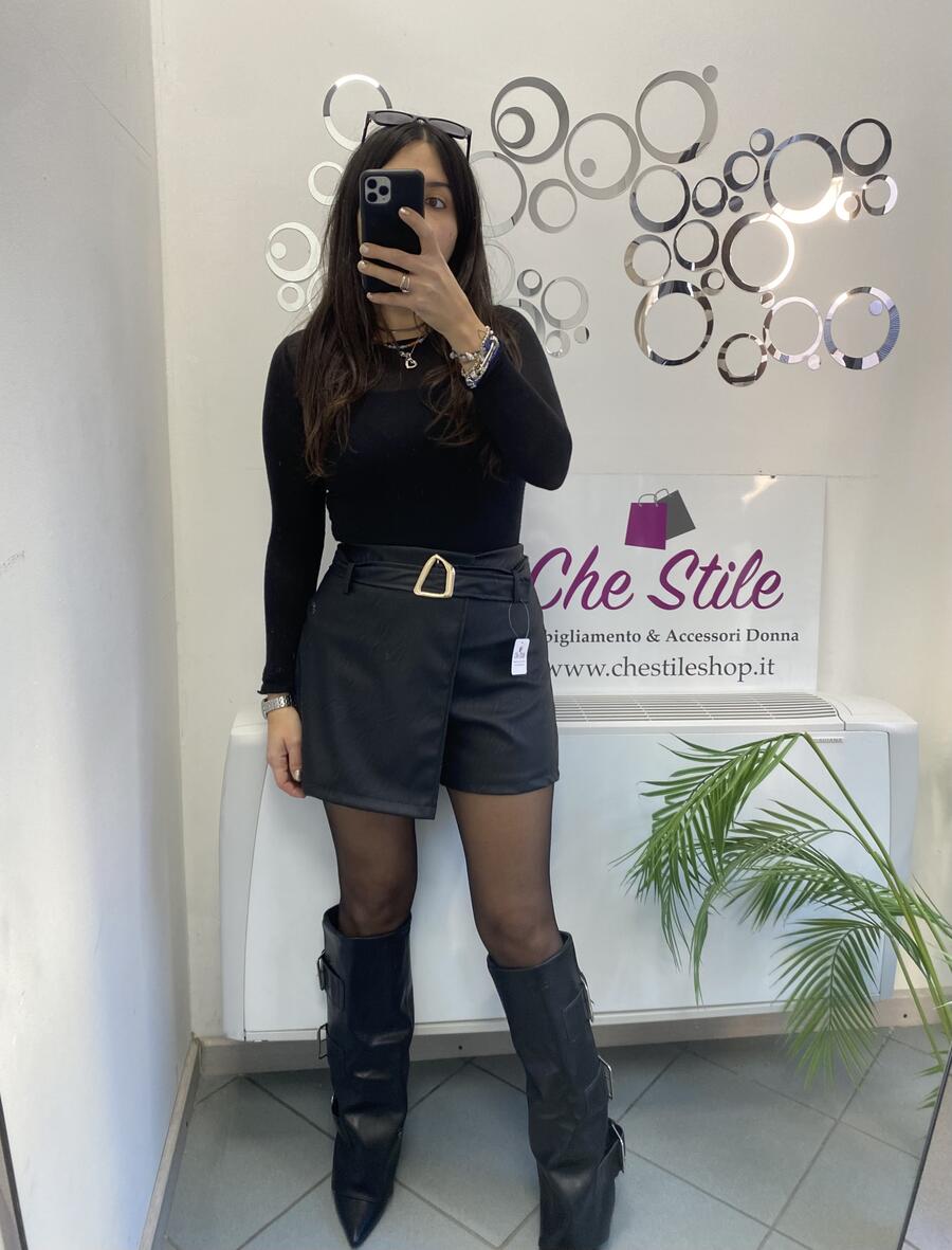 NOVITÀ Shorts in eco pelle dettaglio dorato