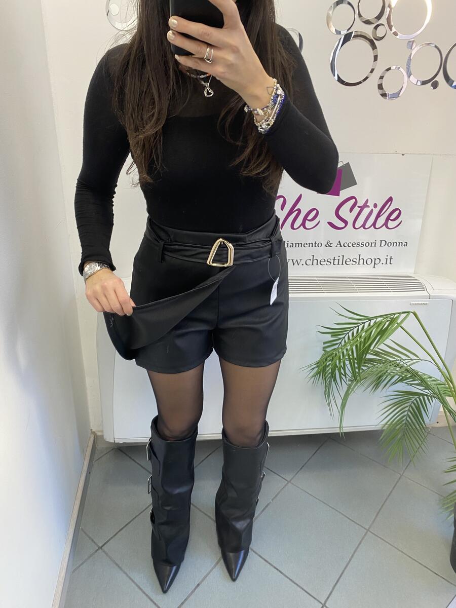 NOVITÀ Shorts in eco pelle dettaglio dorato