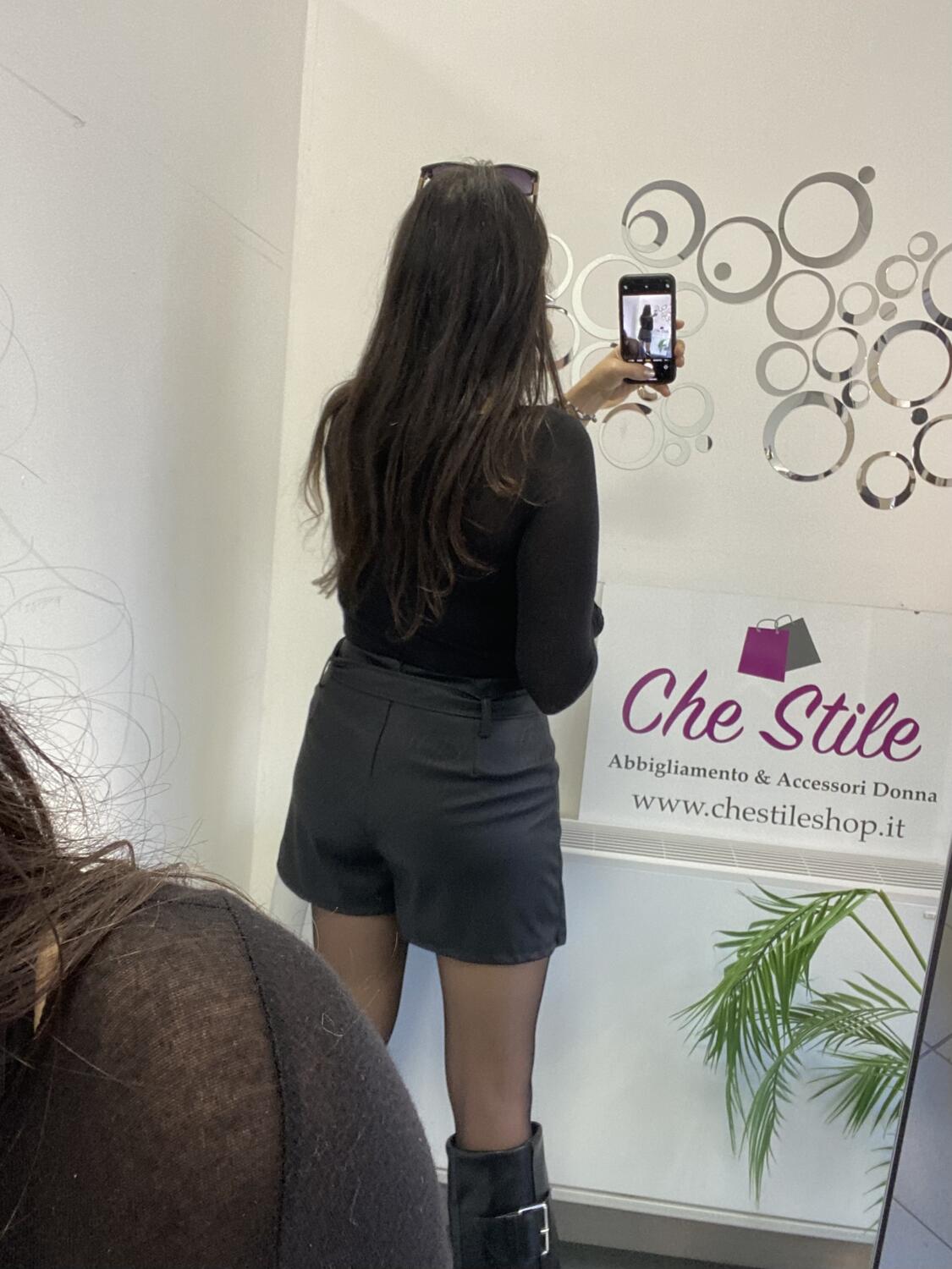 NOVITÀ Shorts in eco pelle dettaglio dorato