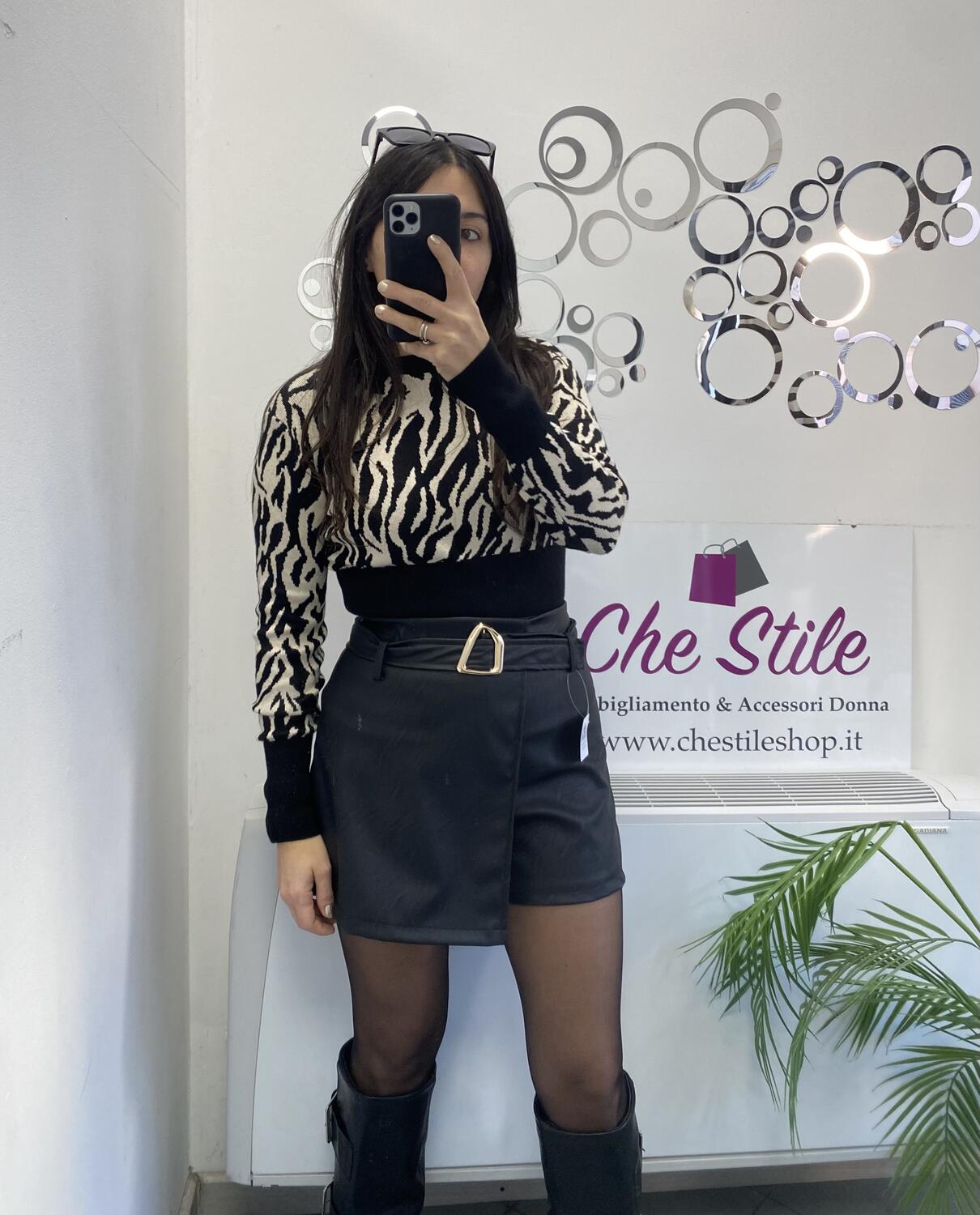 NOVITÀ Shorts in eco pelle dettaglio dorato