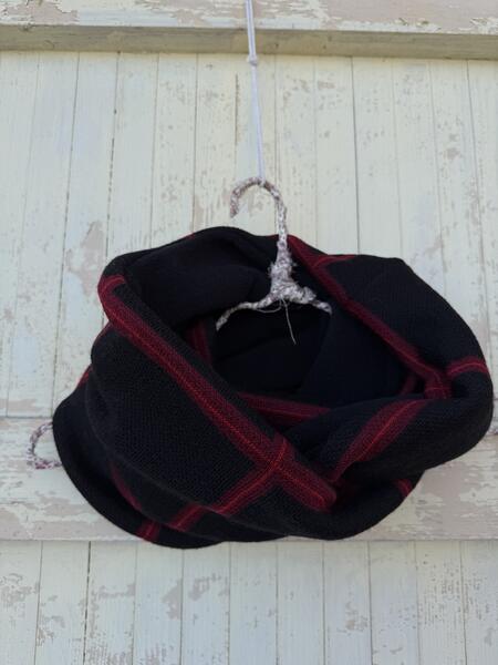 Sciarpa nera e rossa