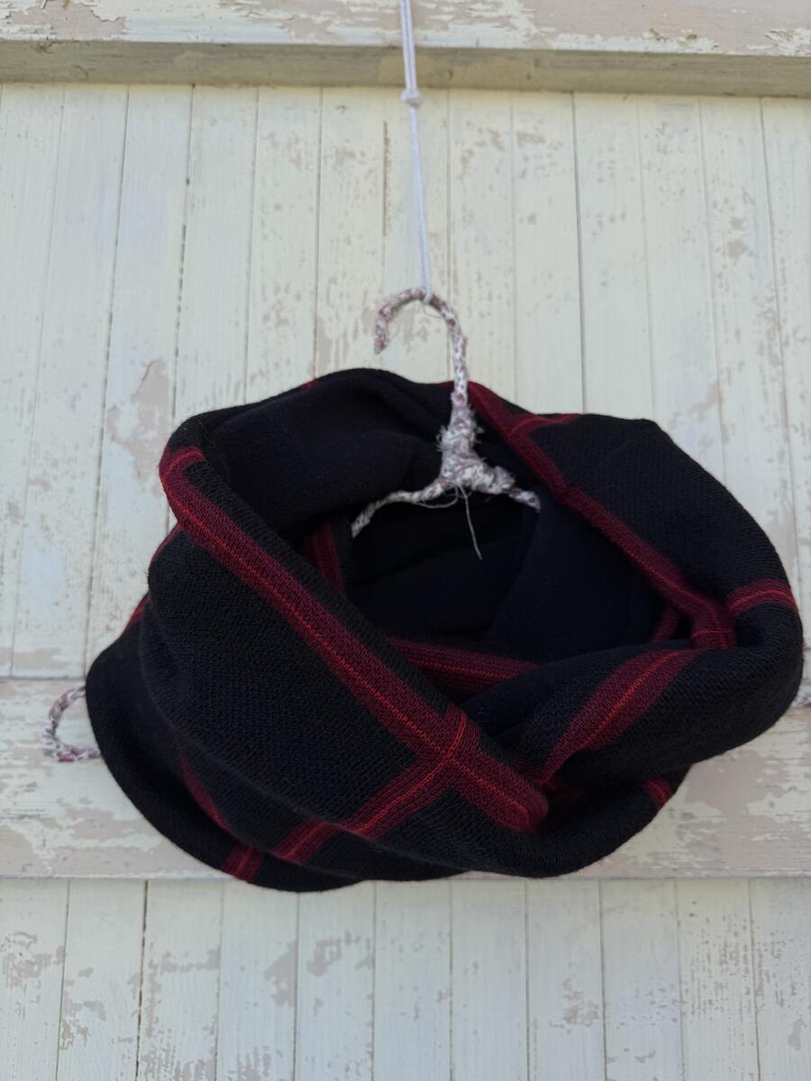 Sciarpa nera e rossa