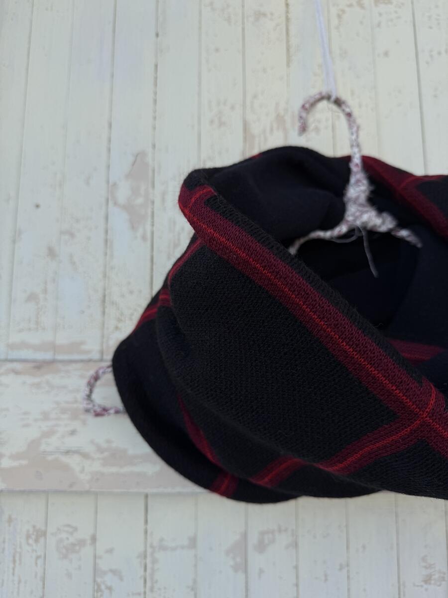 Sciarpa nera e rossa
