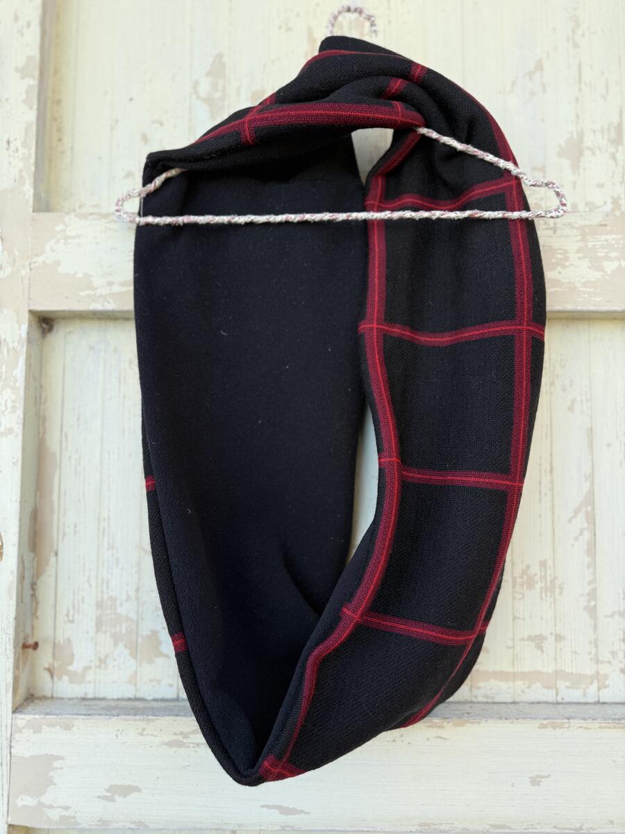Sciarpa nera e rossa