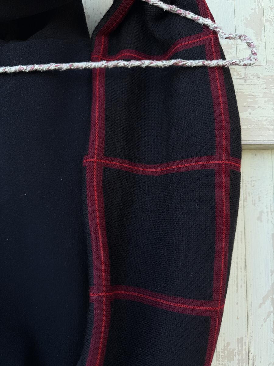 Sciarpa nera e rossa