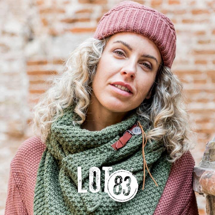 SCIARPA TRIANGOLARE LAVORATA A MAGLIA KAKI