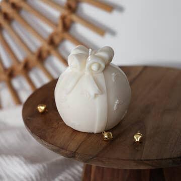 CANDELA PALLA DI NATALE CON FIOCCO