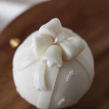 CANDELA PALLA DI NATALE CON FIOCCO