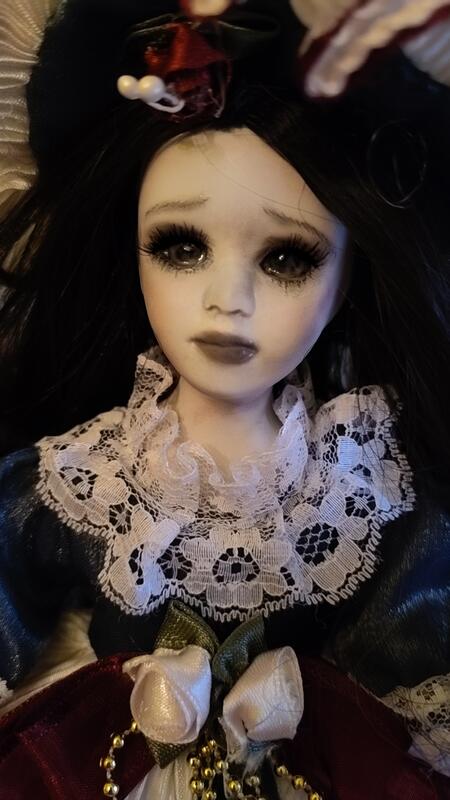 Dolce Emma piccola bambola in porcellana fatta a mano