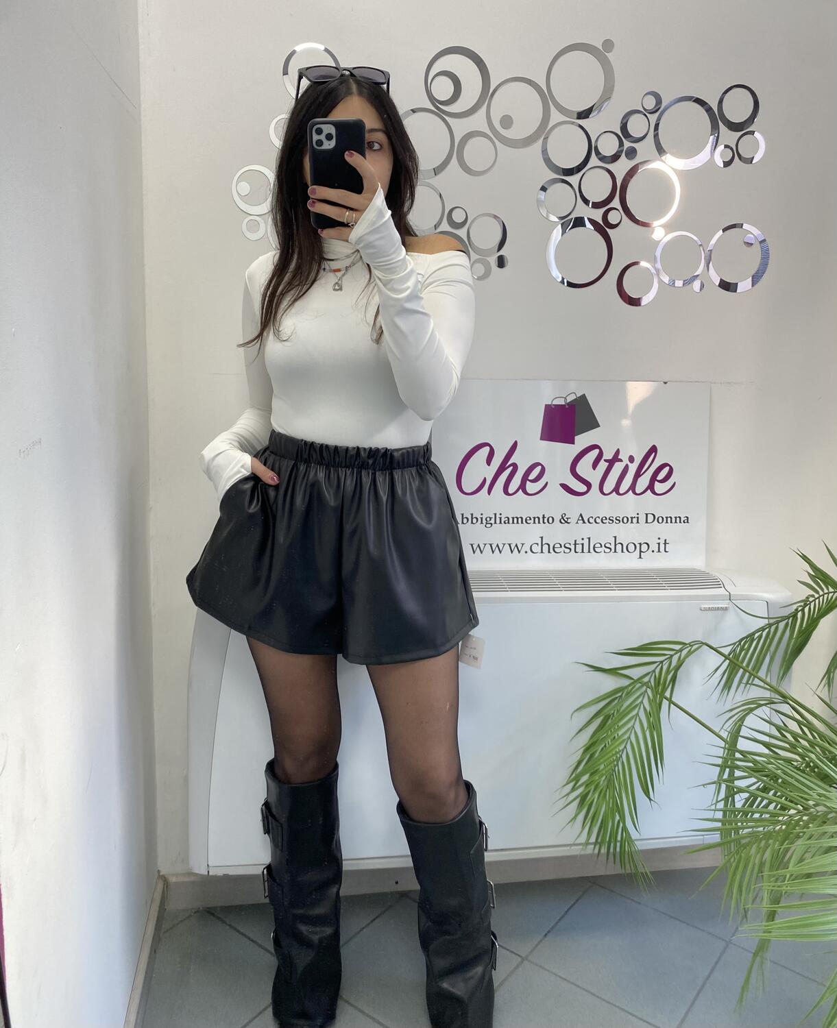 NOVITÀ Shorts in eco pelle con tasche