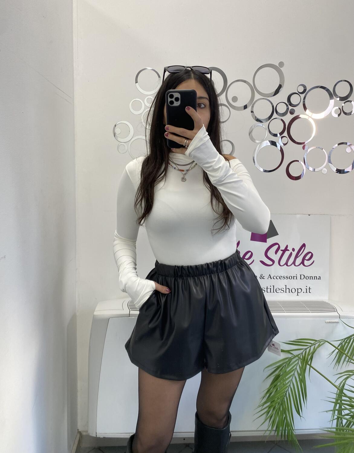 NOVITÀ Shorts in eco pelle con tasche