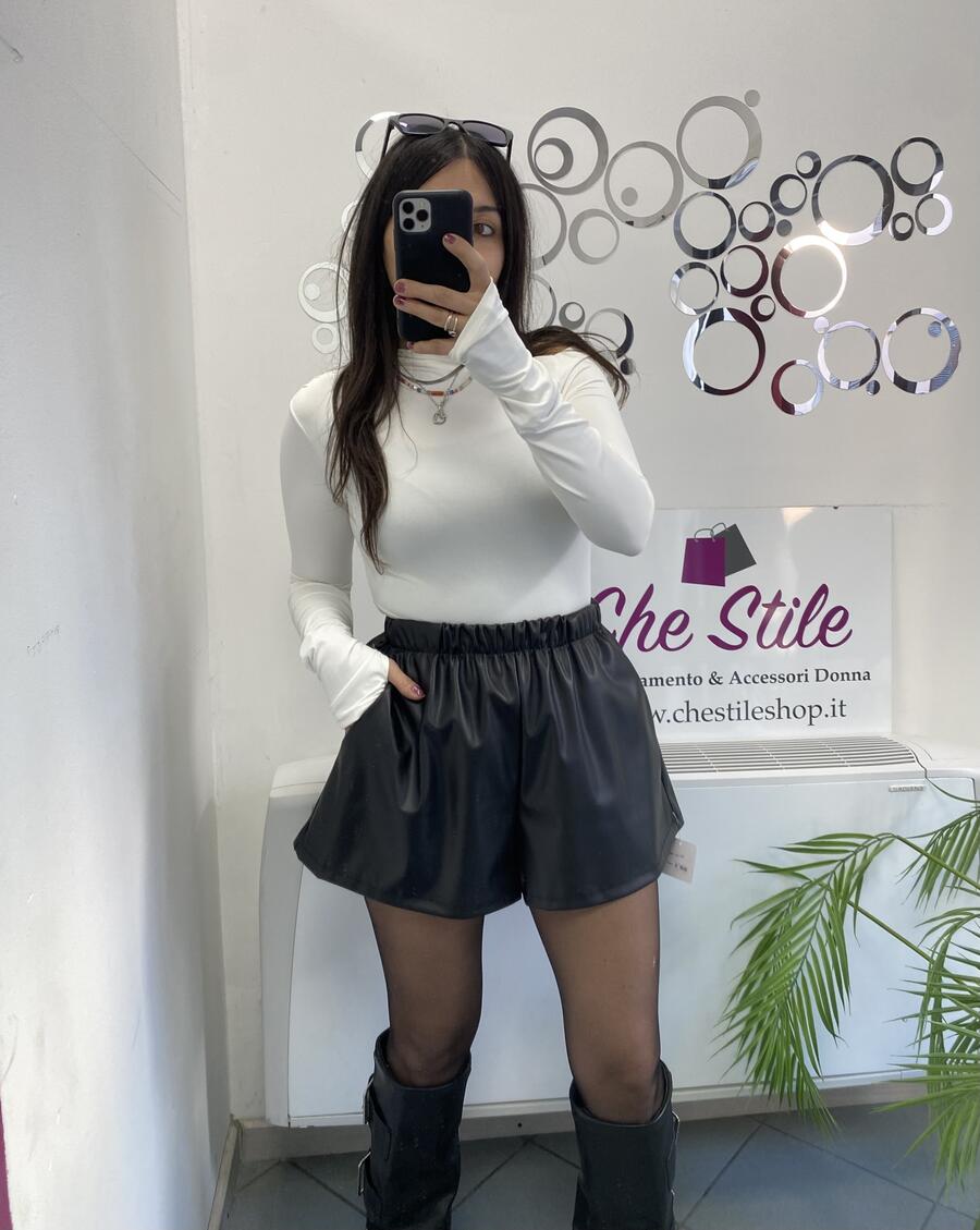 NOVITÀ Shorts in eco pelle con tasche