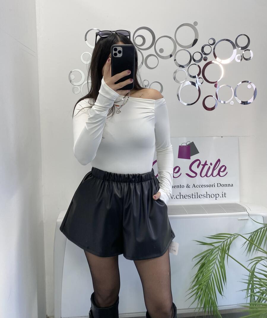 NOVITÀ Shorts in eco pelle con tasche