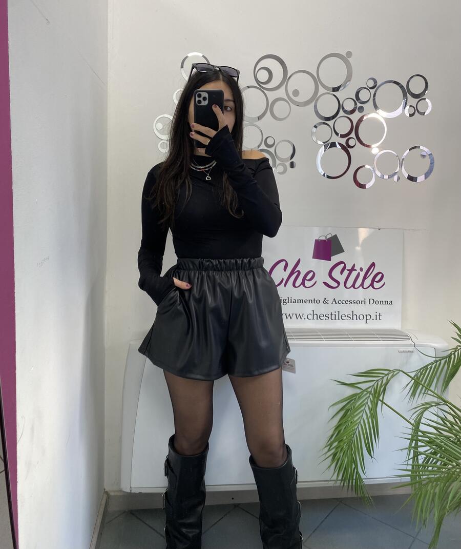 NOVITÀ Shorts in eco pelle con tasche