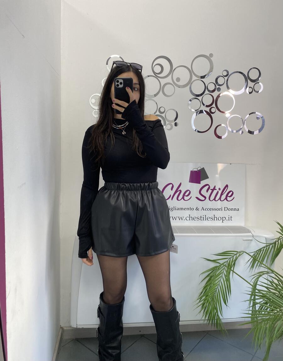 NOVITÀ Shorts in eco pelle con tasche