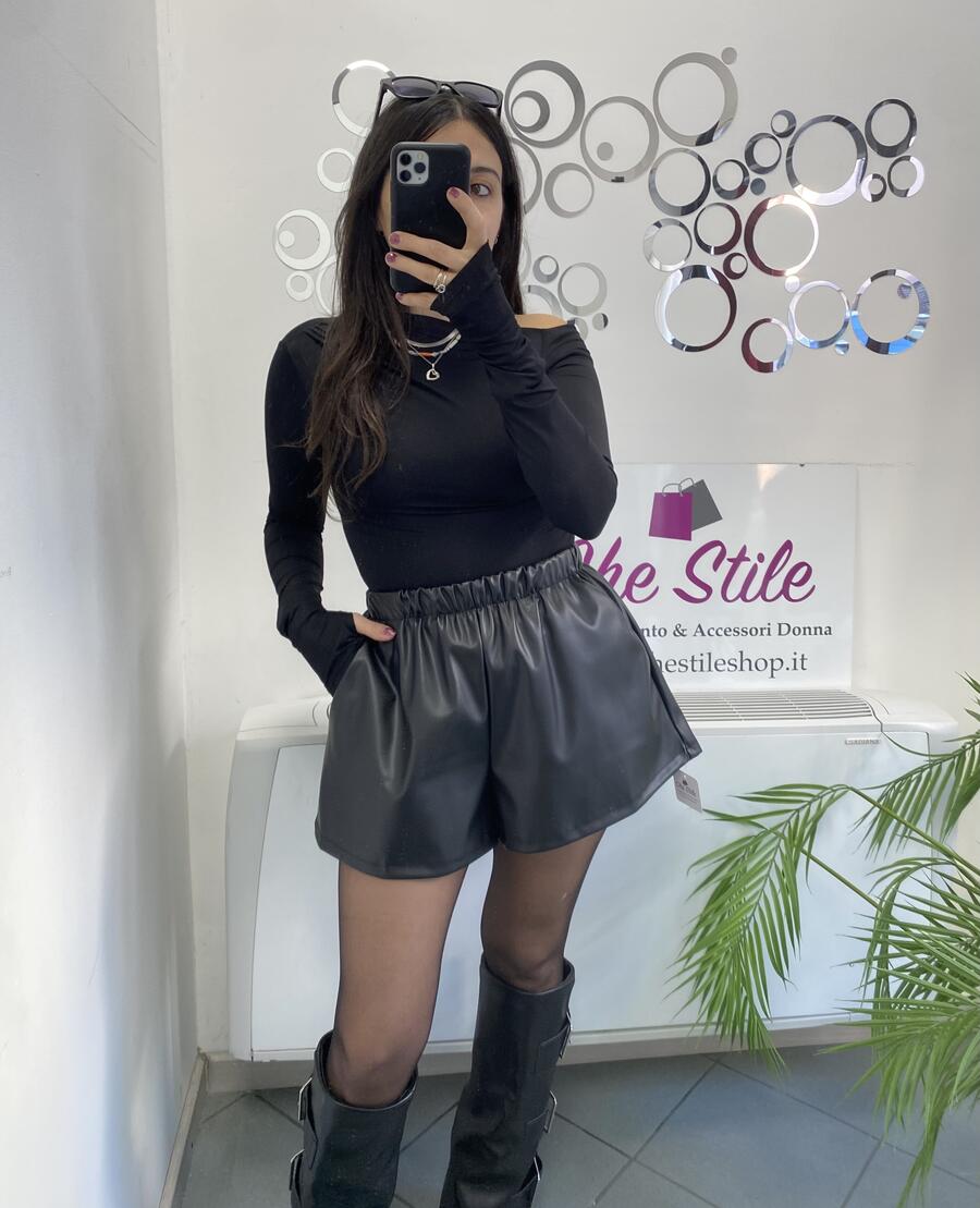 NOVITÀ Shorts in eco pelle con tasche