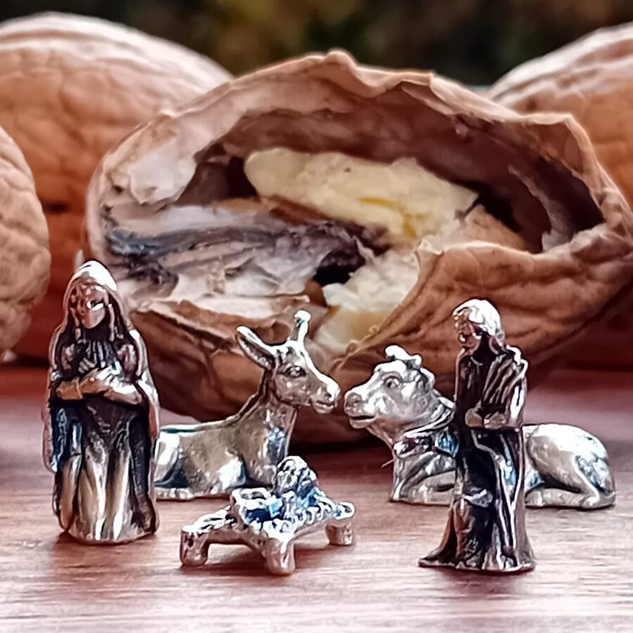 Miniatura Sacra Famiglia in metallo (3 cm), per presepe e decorazioni natalizie.