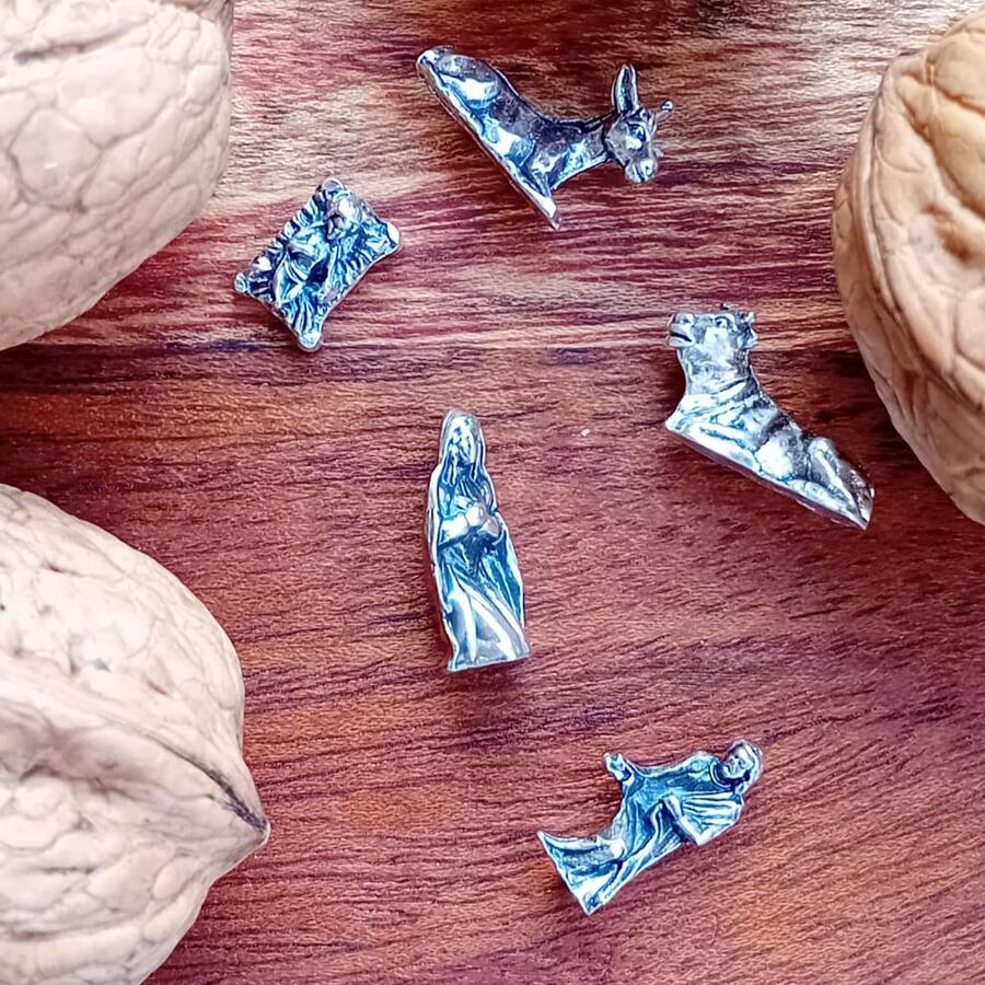 Miniatura Sacra Famiglia in metallo (3 cm), per presepe e decorazioni natalizie.