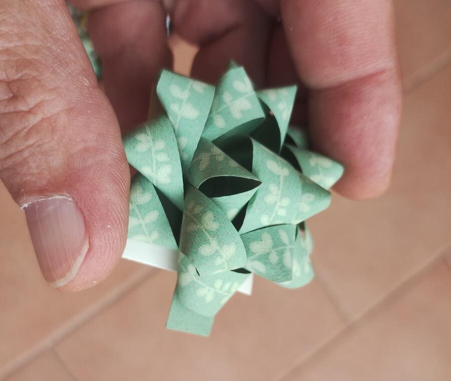 Confezione 50 Stelle Regalo in Carta Riciclata - Design Floreale Made in Italy