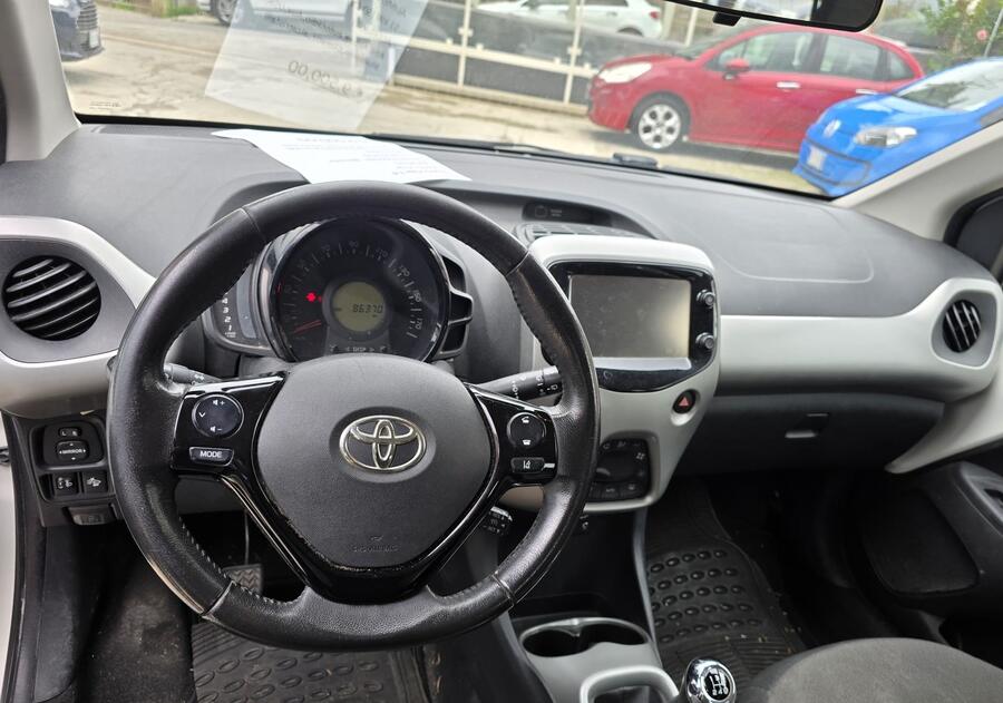 Toyota Aygo 1.0 VVT-i 69 CV 5 porte x-play 