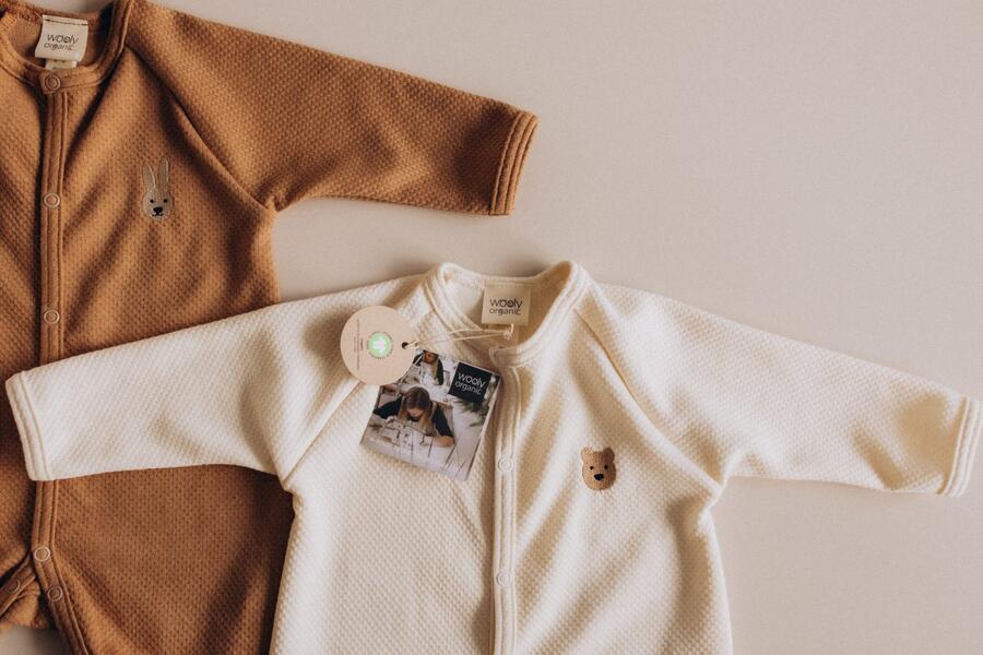 Tutina da notte ricamata Teddy – Collezione NOOS Wooly Organic (Cotone Bio, GOTS)