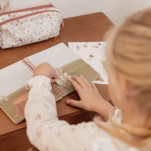 Libro Dress me up con stickers - Fairy Garden