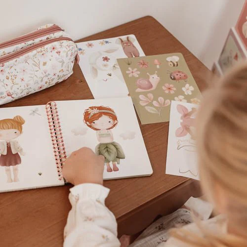 Libro Dress me up con stickers - Fairy Garden