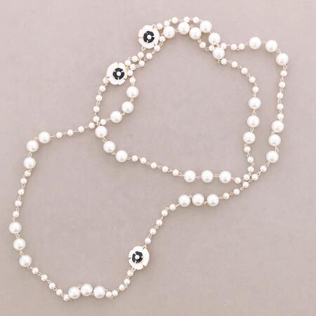 Collana lunga a sfera con fiori con finitura perlata in metallo smaltato