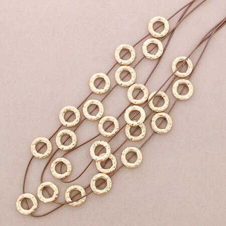 Collare lungo in pelle con cerchi in metallo