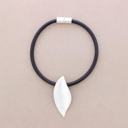 Girocollo in gomma a foglia metallica