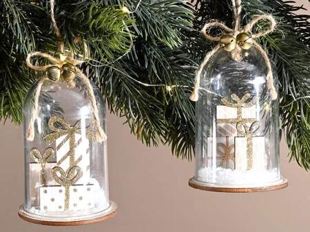 Campana in vetro c/pacchetti natalizi e neve da appendere